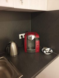 Wasserkocher und Kapselkaffeemas